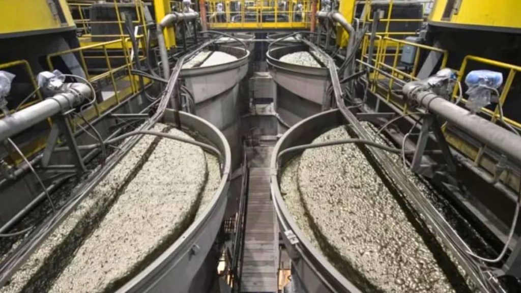 Operación de celda de flotación de gran volumen en una planta concentradora de minerales.