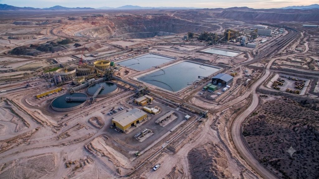 Vista aérea general de una planta concentradora en el norte de Chile, mostrando las celdas de flotación, piscinas de agua de proceso y tanques espesadores en un entorno minero desértico.